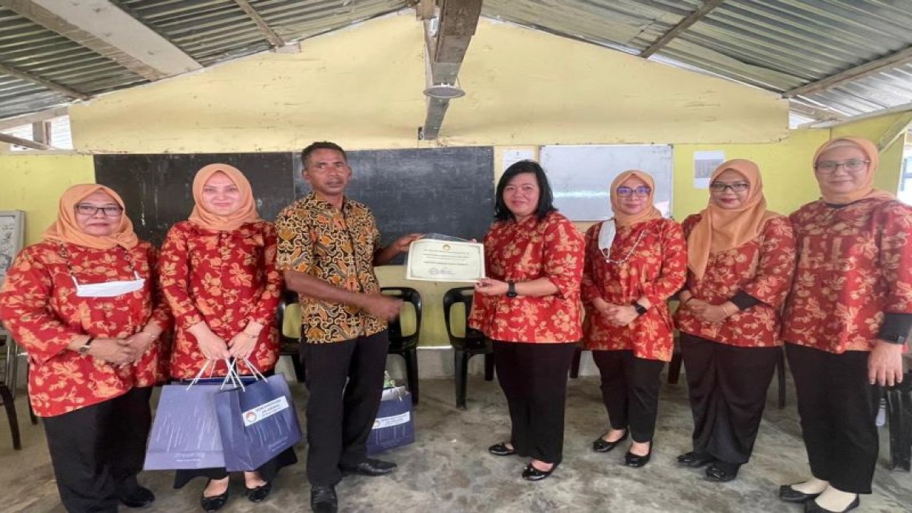 Dharma Wanita Persatuan Konsulat Jenderal RI Johor Bahru mengkampanyekan gerakan Gemar Membaca di Era Digital di Indonesian Community Center Nilai, Negeri Sembilan, Malaysia, Selasa (13/12/2022). (ANTARA/HO-DWP KJRI Johor Bahru)