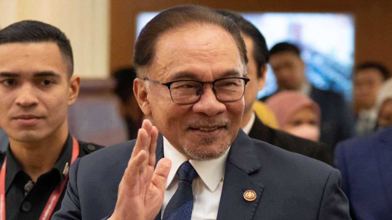 Dokumentasi - PM Malaysia Anwar Ibrahim melambaikan tangannya saat tiba di gedung parlemen di Kuala Lumpur, Malaysia, Senin (19/12/2022). Anwar Ibrahim siap mengadakan "motion of confidence" atau mosi percaya sebagai pembuktian dirinya benar dipilih rakyat melalui anggota parlemen. ANTARA FOTO/REUTERS/Vincent Thian/Pool/foc.