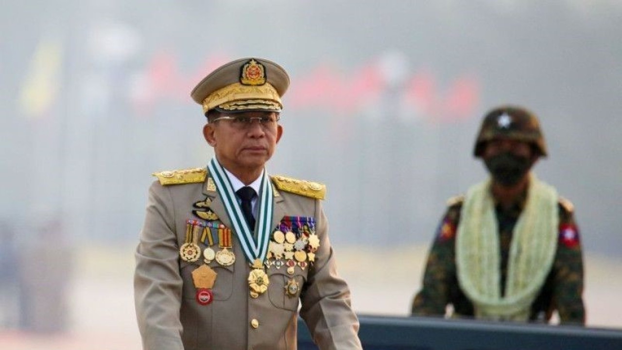 Arsip - Penguasa militer Myanmar Min Aung Hlaing memimpin parade tentara pada Hari Angkatan Bersenjata di Naypyidaw, Myanmar, 27 Maret 2021. (ANTARA/Reuters/Stringer/as)