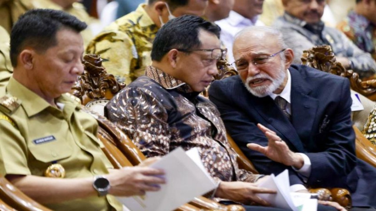 Mendagri Tito Karnavian bersama Pj Gubernur Aceh Achmad Marzuki dan Wali Nanggroe Aceh Malik Mahmud di Anjong Mon Mata Banda Aceh, Kamis. ANTARA/HO.