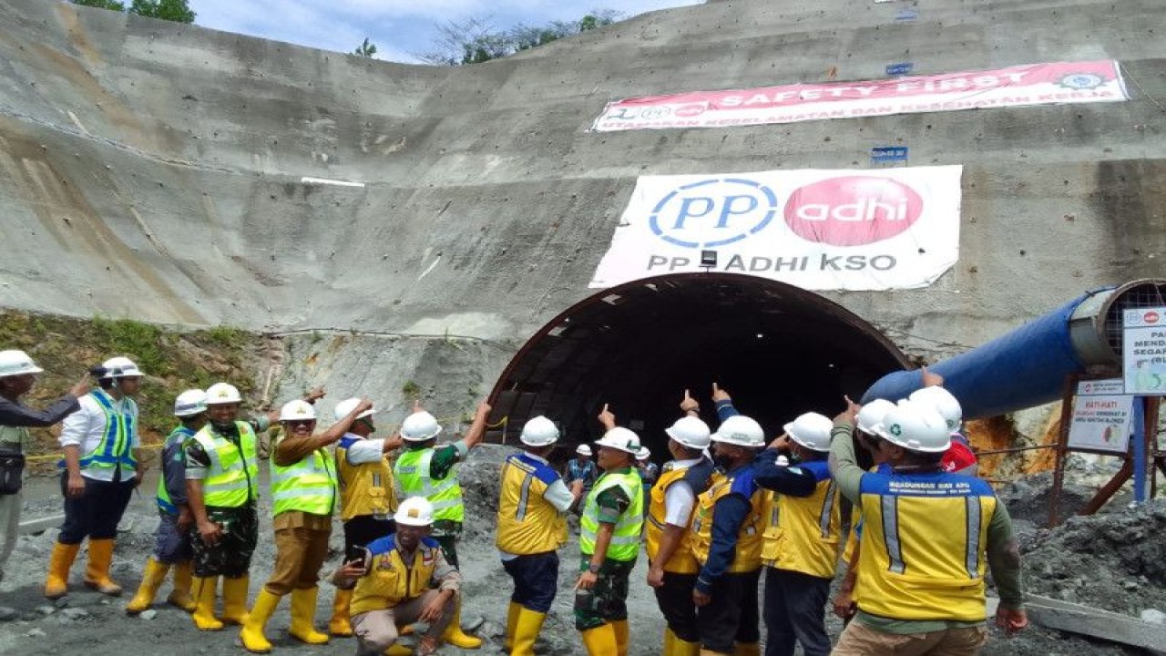 Panglima Kodam XVI/Pattimura, Mayor Jenderal TNI Ruruh A Setyawibawa, bersama rombongan Kodam Pattimura melihat pekerjaan Proyek Strategis Nasional Bendungan Way Apu, di Namlea, Pulau Buru, Maluku, Senin (5/12). ANTARA/HO-Penerangan Kodam XVI/Pattimura