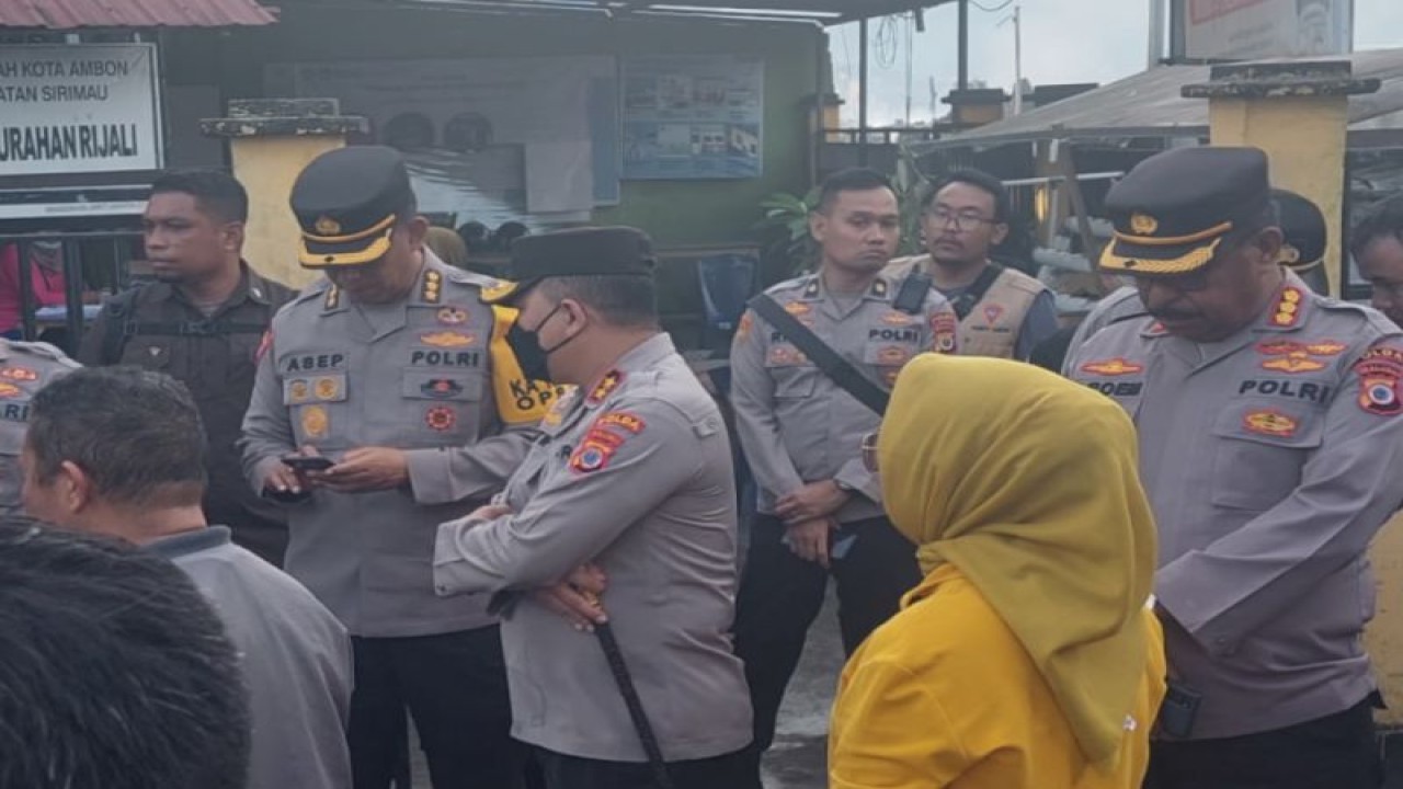 Kapolda Maluku bersama jajarannya, serta Ketua DPRD Ambon ikut meninjau lokasi kebakaran di Lorong Tahu, Mardika Ambon, Jumat. (ANTARA/Winda Herman)