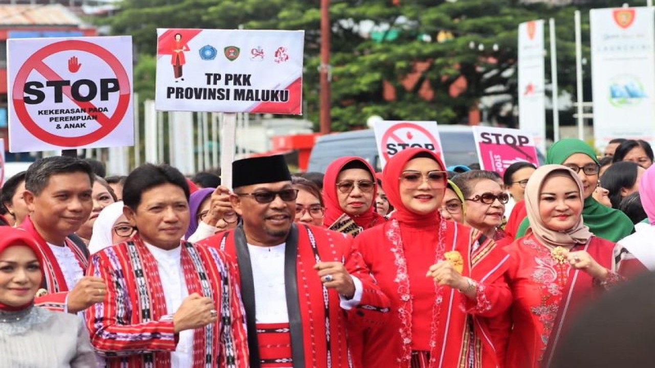 Ketua Tim Penggerak PKK Provinsi Maluku Widya Pratiwi Murad bersama Gubernur Maluku Murad Ismail dan pejabat pemerintah daerah yang lain mengikuti Parade Berkebaya dan kampanye pencegahan kekerasan pada perempuan dalam rangkaian peringatan Hari Ibu Tahun 2022 di Kota Ambon, Senin (19/12/2022). (ANTARA/Jimmy Ayal)