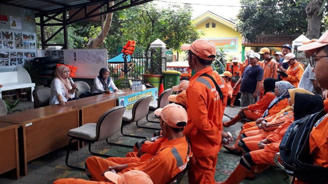 Sejumlah anggota PPSU dan PJLP Kelurahan Pela Mampang, Kecamatan Mampang Prapatan, Jakarta Selatan menunggu giliran pemeriksaan kesehatan di Kelurahan Pela Mampang, Rabu (15/1/2020). ANTARA/HO Kominfotik Kota Jaksel/am.