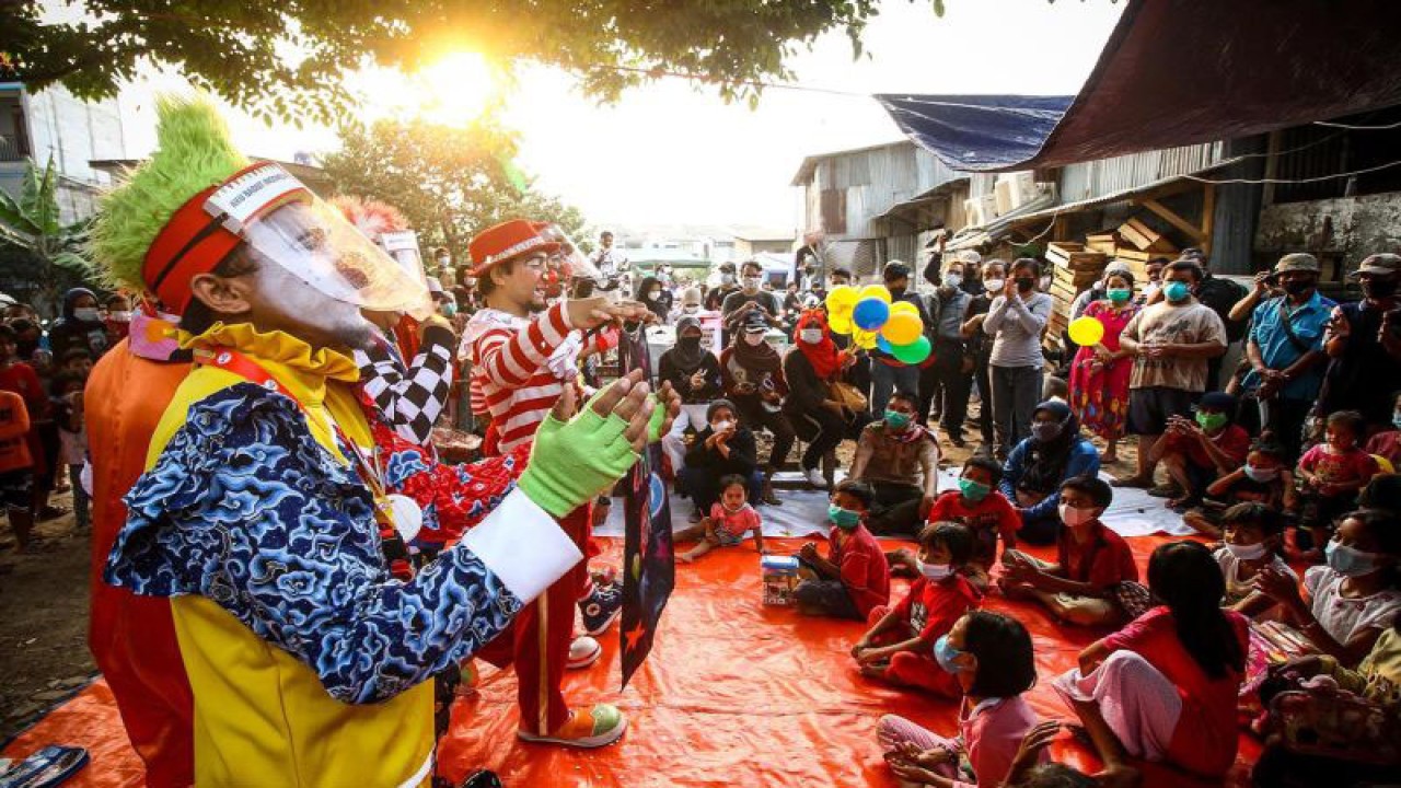 Sejumlah badut dari Aku Badut Indonesia (ABI) menghibur anak-anak di Mampang, Jakarta, Rabu (18/8/2021). Kegiatan tersebut bertujuan untuk memberikan "trauma healing" bagi anak-anak korban kebakaran di kawasan tersebut yang terjadi beberapa hari lalu. ANTARA FOTO/Rivan Awal Lingga/rwa.
