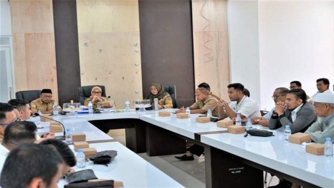 Bupati Sutinah Suhardi memimpin rapat dengan BUMN perbankan, pemilik hotel maupun BPJS ketenagakerjaan dan BPJS kesehatan, kantor pembiayaan, maupun pegadaian dan jasa pengiriman barang, untuk mendukung dan mensukseskan pelaksanaan Porprov Sulbar, Minggu (04/12/2022) ANTARA Foto/M Faisal Hanapi