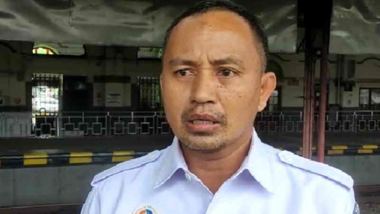 Manajer Humas PT Kereta Api Indonesia Daop 3 Cirebon Ayep Hanapi memberi keterangan di Cirebon, Jawa Barat, Senin (12/12/2022). ANTARA/Khaerul Izan