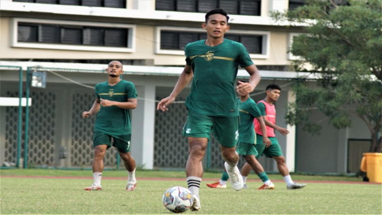 Arsip - Bek tengah Persebaya Surabaya Rizky Ridho menggiring bola saat berlatih di Lapangan THOR, Surabaya, Senin (21/11/2022). (ANTARA/Naufal Ammar Imaduddin)