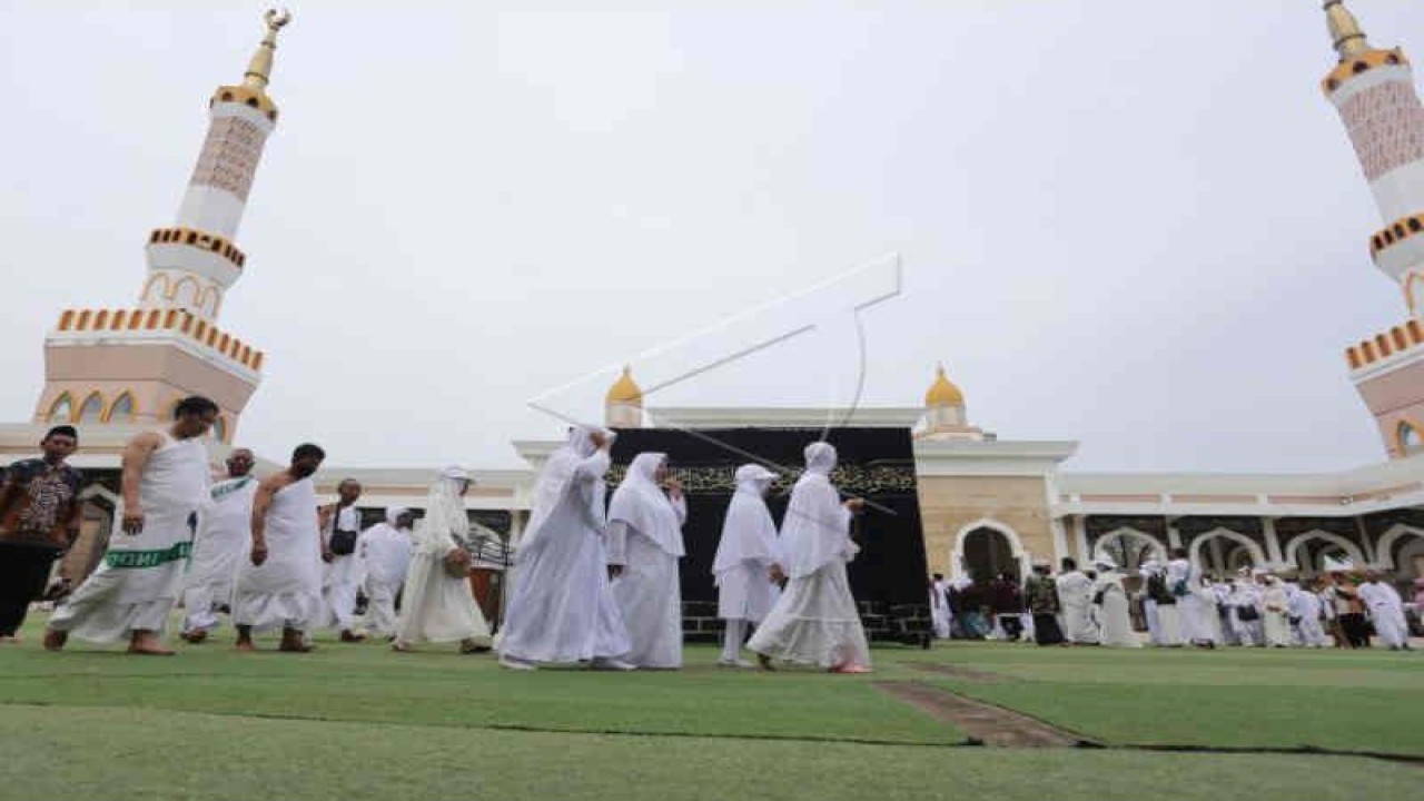 Ilustrasi - Sejumlah calon jemaah haji berlatih melakukan tawaf saat mengikuti pembinaan dan simulasi tata cara praktek manasik haji di Islamic Center, Indramayu, Jawa Barat, Rabu (11/5/2022). ANTARA FOTO/Dedhez Anggara/foc.