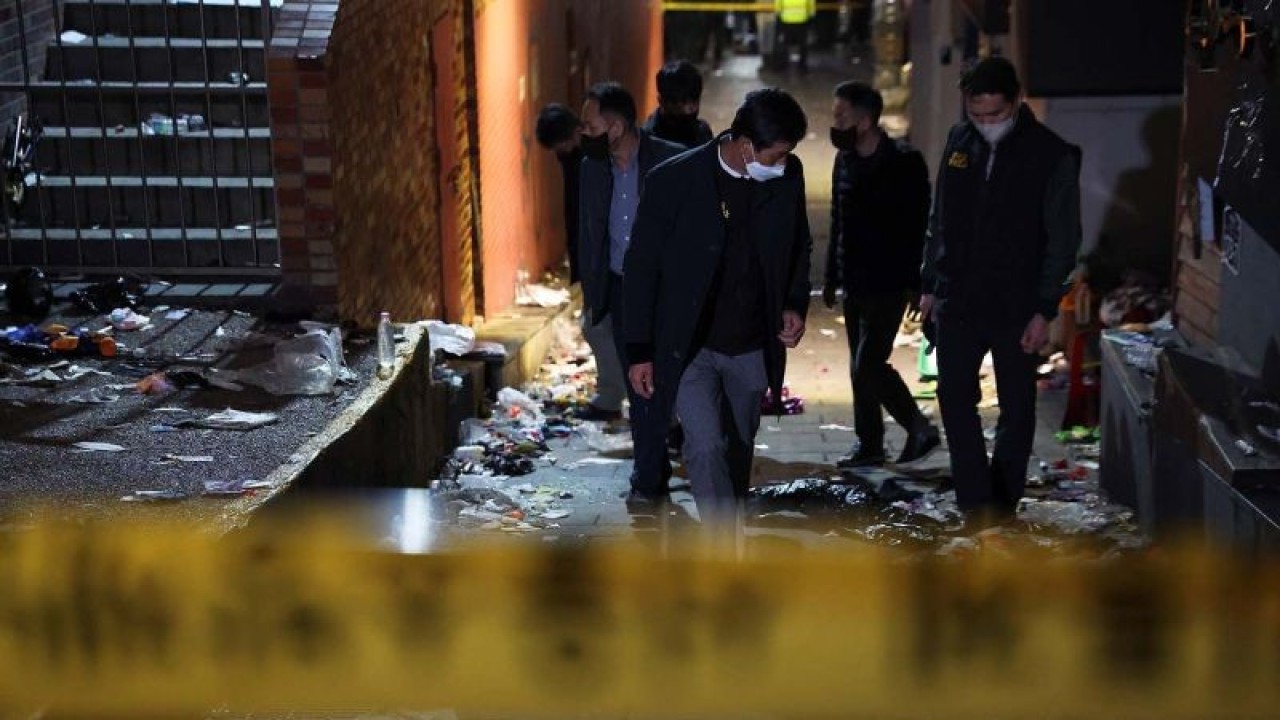 Penyidik memeriksa tempat kejadian di mana banyak orang tewas dan terluka karena terinjak-injak saat festival Halloween di Itaewon, Seoul, Korea Selatan, (30/10/2022). Hingga Minggu (30/10) dini hari, pihak berwenang setempat menyatakan 146 orang meninggal dunia dan 150 orang lainnya luka-luka pada insiden tersebut. ANTARA FOTO/REUTERS/Kim Hong-ji/aww.
