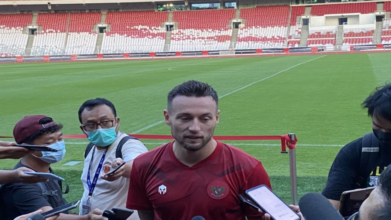 Gelandang tim nasional Indonesia Marc Klok menjawab pertanyaan media setelah latihan di Stadion Gelora Bung Karno, Jakarta, Selasa (20/12/2022). (ANTARA/Shofi Ayudiana)  KOMENTAR