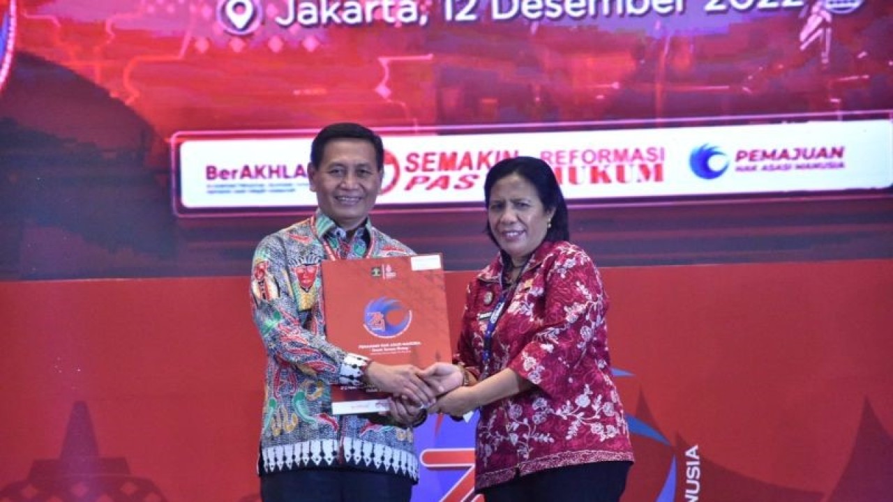 Marciana D Jone (kanan) saat menerima penghargaan. ANTARA/Ho-Kanwil Kemenkuham NTT