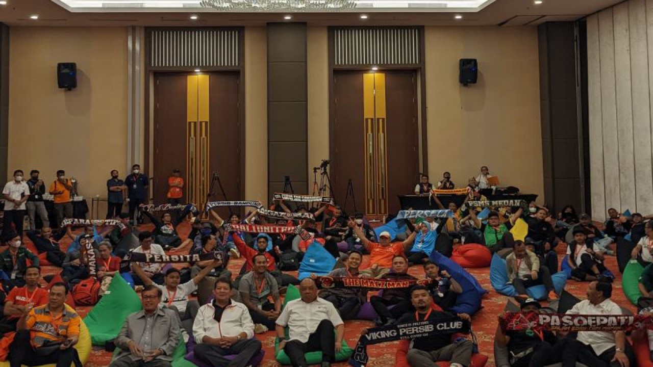 Ketua Umum KONI Pusat Letjen TNI (Purn) Marciano Norman dan Ketua Umum PSSI Mochamad Iriawan berbaur dengan suporter tim-tim Liga 1 dan 2 Indonesia dalam acara Sarasehan Suporter Sepak Bola Indonesia di Jakarta, Rabu (16/11/2022). (ANTARA/Michael Siahaan)