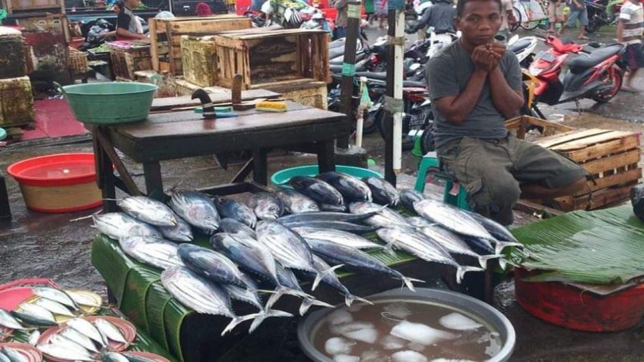 Aktivitas penjualan ikan di pasar Mardika Kota Ambon. ANTARA/Penina F Mayaut
