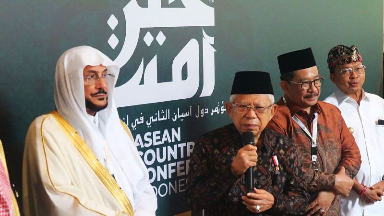 Wakil Presiden (Wapres) RI Ma’ruf Amin memberikan keterangan kepada wartawan, usai membuka Konferensi Islam Tingkat ASEAN, di Bali, Kamis (22/12/2022). ANTARA/Rangga Pandu Asmara Jingga/aa.