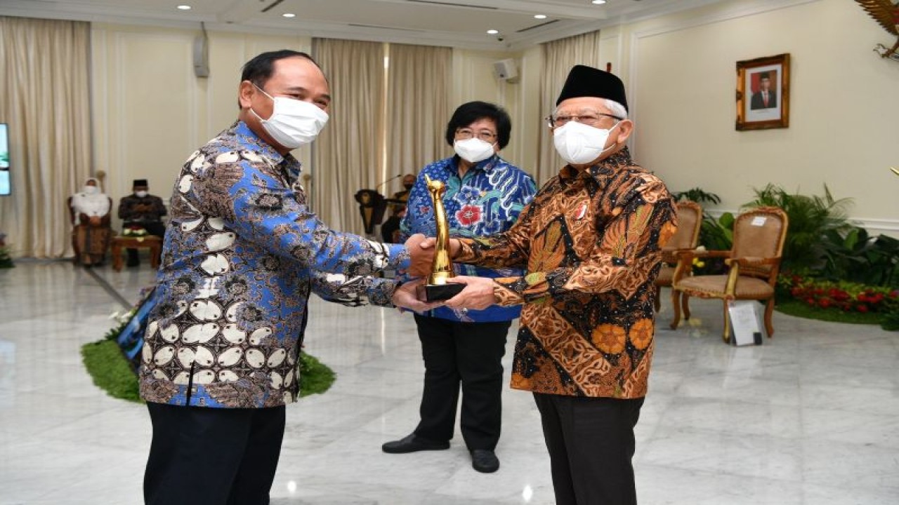 Direktur Utama Pupuk Kujang, Maryadi (kiri) saat menerima piala penghargaan Proper Emas dari Wakil Presiden Ma’ruf Amin disaksikan oleh Menteri LHK, Siti Nurbaya. ANTARA/HO-Pupuk Kujang