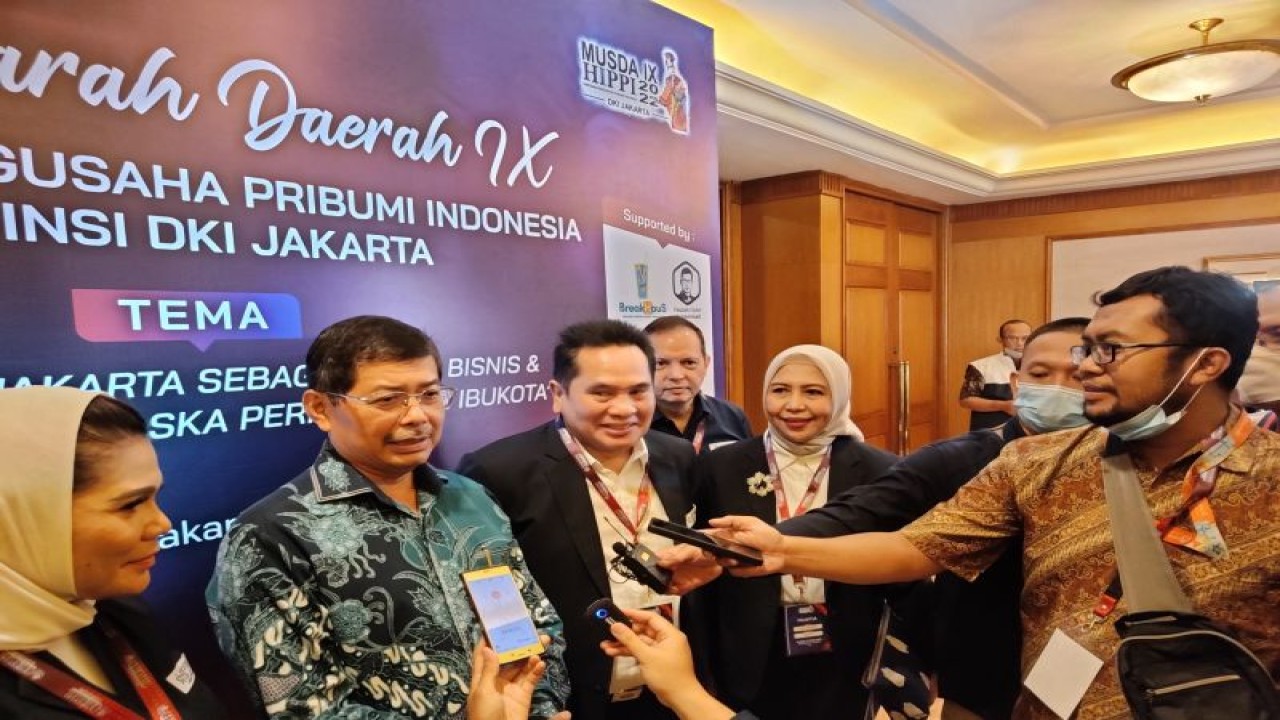 Deputi Gubernur DKI Jakarta Bidang Budaya dan Pariwisata Marullah Matali (kedua kiri), Ketua Umum DPD HIPPI DKI Jakarta 2016-2021 Sarman Simanjorang (kedua kanan), calon Ketua DPD HIPPI DKI Jakarta Uchi Hardiman (kiri), dan Ketua Panitia Musda HIPPI DKI Jakarta Iliyana Trisnawati (kanan) memberi keterangan di sela Musda IX DPD HIPPI DKI Jakarta di Hotel Aryaduta, Jakarta, Rabu (7/12/2022). ANTARA/Ricky Prayoga