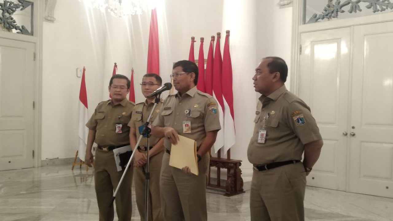 Arsip Deputi Gubernur DKI Marullah Matali (dua dari kanan) memberikan keterangan pers terkait kesiapan Natal dan Tahun Baru di Balai Kota Jakarta, Senin (5/12/2022) ANTARA/Dewa Ketut Sudiarta Wiguna