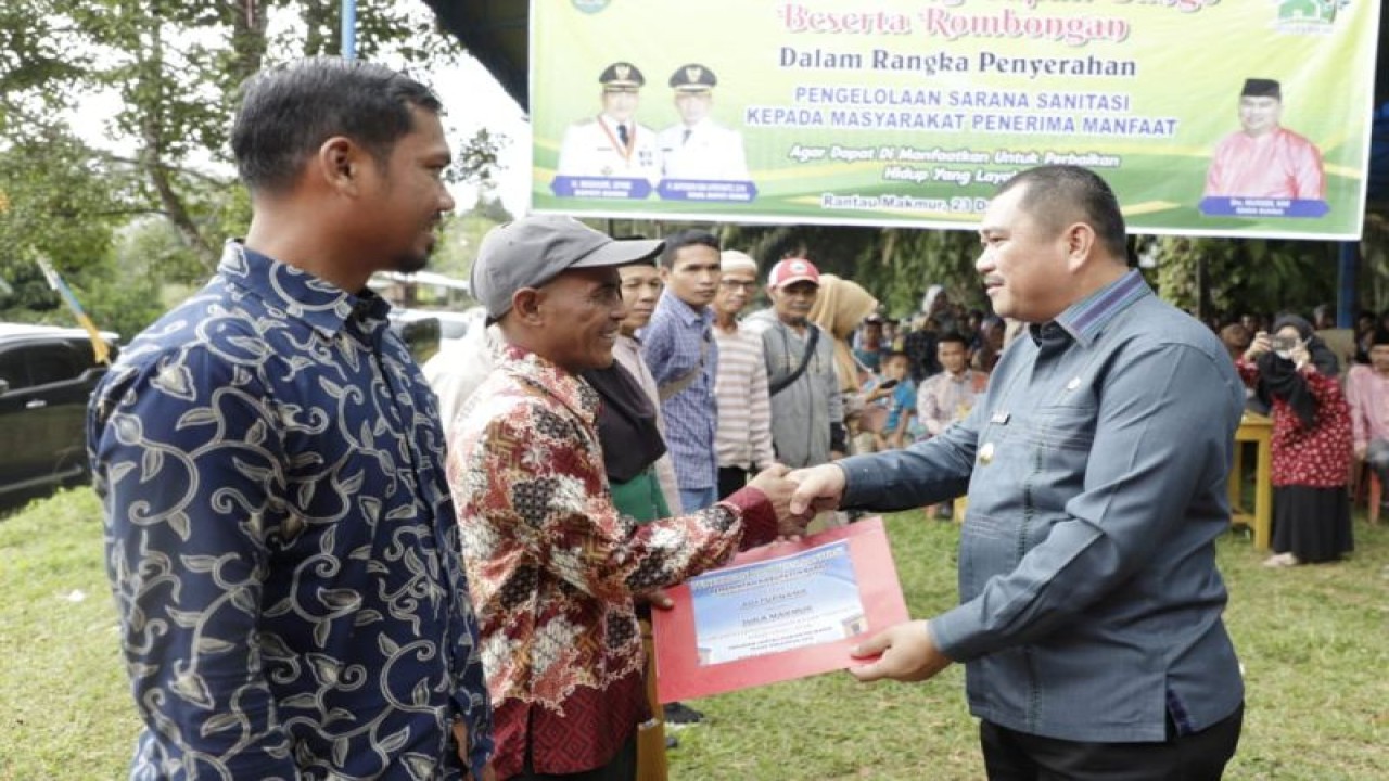 Penyerahan simbolis tengki septic individual oleh Bupati Bungo Mashuri kepada warga, Jumat (23/12/2022) ANTARA/HO-Diskominfo Bungo