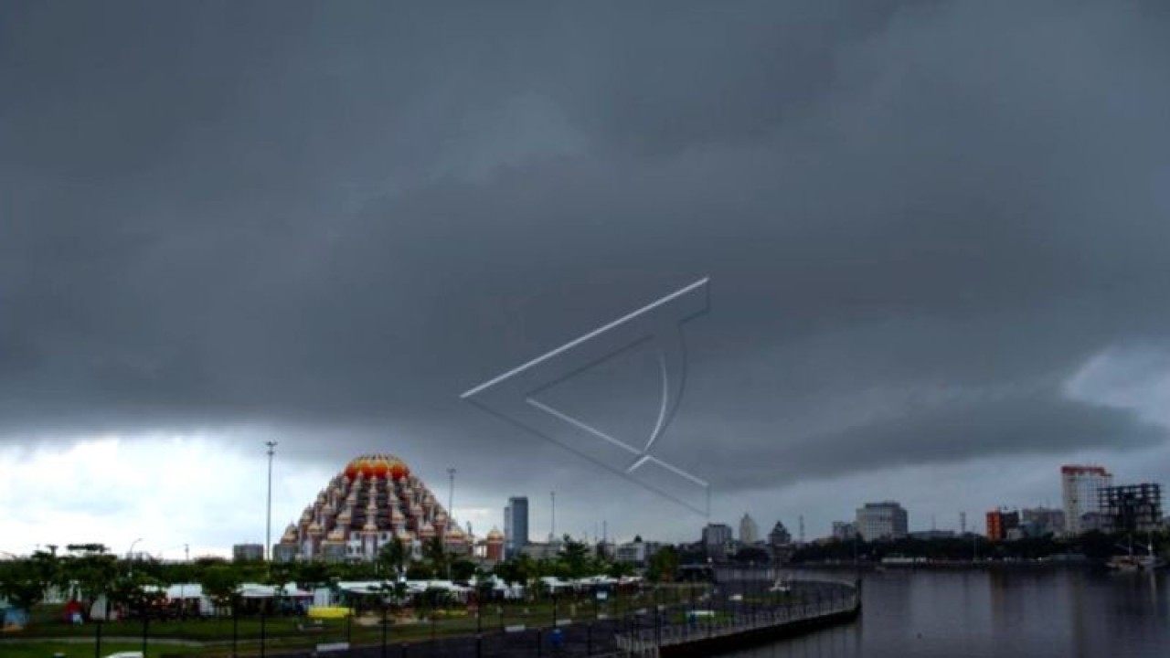 Suasana Masjid 99 Kubah saat awan hitam menggelanyut di langit Makassar, Sulawesi Selatan, Sabtu (22/10/2022). Badan Meteorologi Klimatologi dan Geofisika (BMKG) memprakirakan puncak musim hujan terjadi di bulan Desember 2022 dan Januari 2023. ANTARA FOTO/Arnas Padda/aww