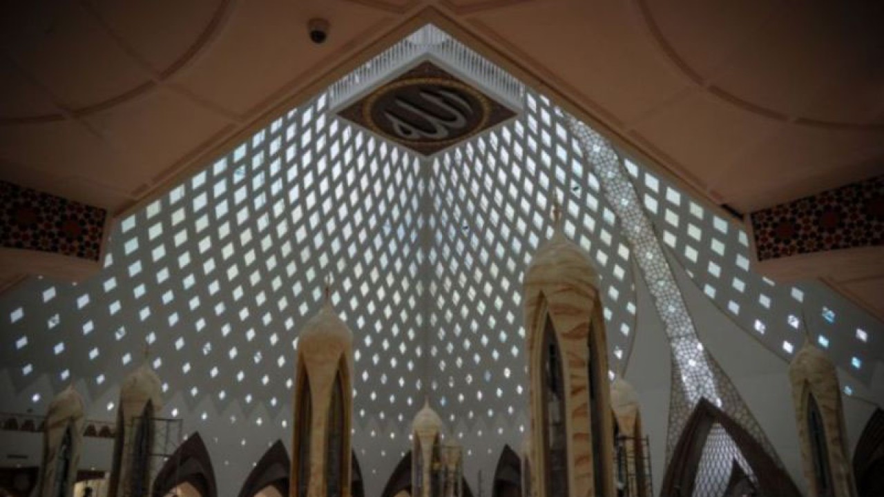 Pekerja menyelesaikan pembangunan bagian dalam Masjid Al Jabbar di Cimincrang, Bandung, Jawa Barat, Selasa (6/12/2022). Gubernur Jawa Barat Ridwan Kamil menargetkan pada akhir Desember 2022, Masjid Al Jabbar dapat diresmikan sekaligus digunakan untuk Shalat Jumat perdana, selain itu kehadirannya diharapkan dapat meningkatkan pertumbuhan perekonomian baru dalam wacana pemindahan pusat pemerintahan Jawa Barat di area Tegalluar. (ANTARA FOTO/Raisan Al Farisi/agr)