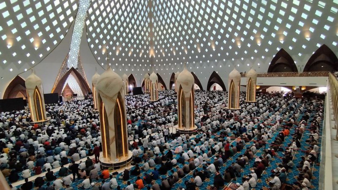 Jamaah memenuhi Masjid Al Jabbar di Gedebage Kota Bandung saat Shalat Jumat perdana di masjid itu Jumat (30/12/2022). (ANTARA/Bagus Ahmad Rizaldi)