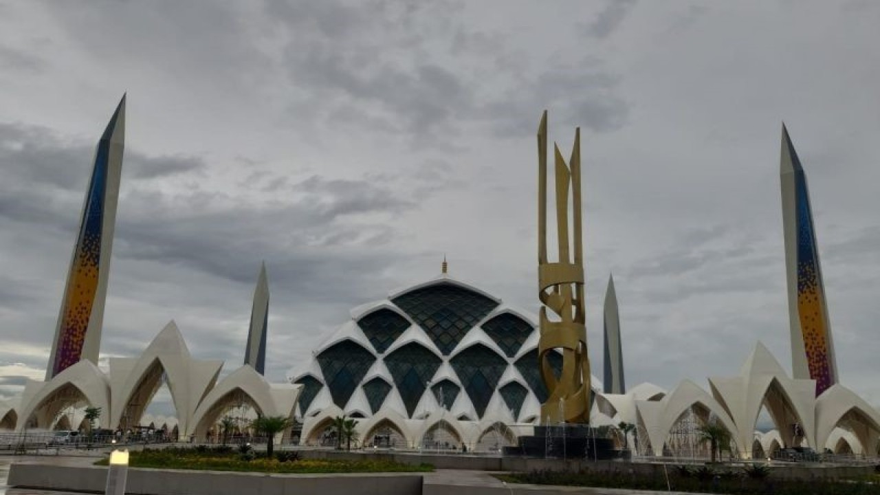 Masjid Al Jabbar di Kecamatan Gedebage, Kota Bandung, Jawa Barat. ANTARA/Bagus Ahmad Rizaldi.