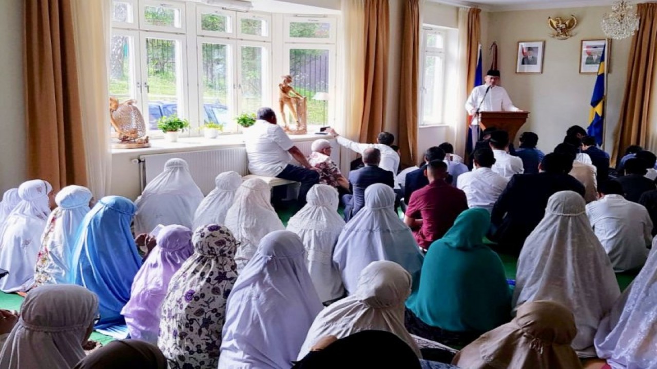 Arsip - Warga Indonesia yang ada di Stockholm melaksanakan Shalat Idul Fitri 1440H di Wisma Duta RI di kawasan Lidingo, Stockholm, Swedia dimana Mesjid Besar Stockholm menetapkan bahwa 1 Syawal 1440H di Swedia jatuh pada Selasa (4/6)