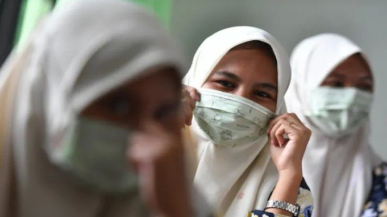 Sejumlah orang memakai masker (ANTARA FOTO/Zabur Karuru/foc.)