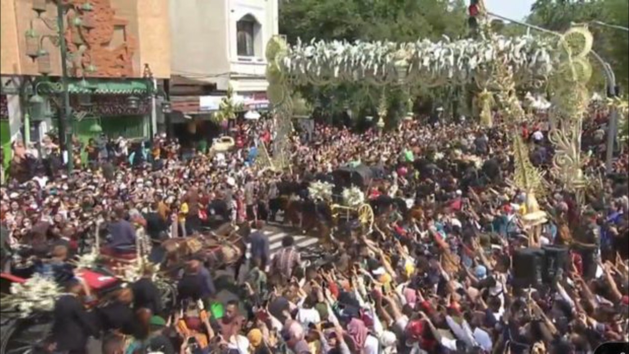 Masyarakat padati kirab pengantin Kaesang-Erina. (Net)