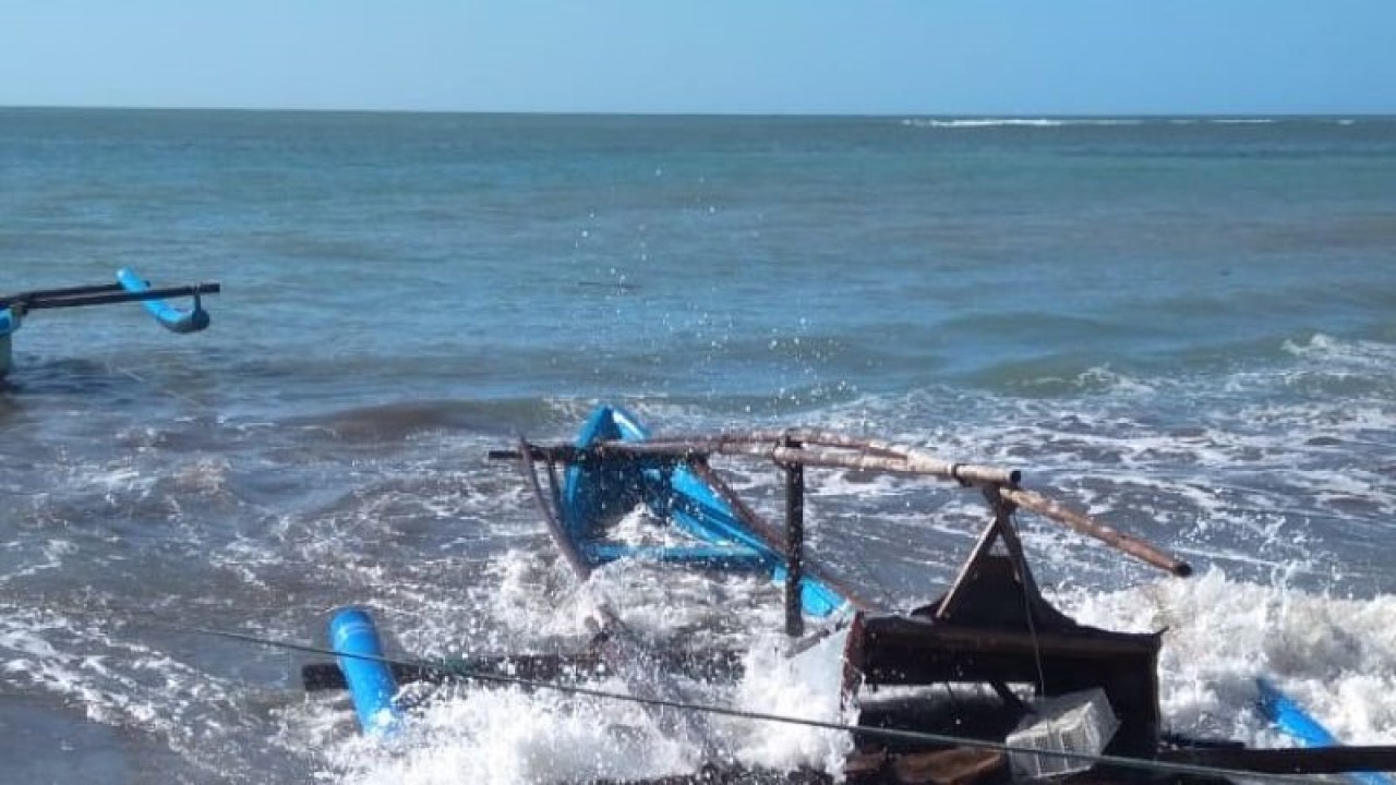 Arsip foto - Kondisi perahu nelayan di Pantai Ujunggenteng, Kecamatan Ciracap, Kabupaten Sukabumi, Jabar yang rusak akibat diterjang gelombang tinggi. Antara/Aditya Rohman