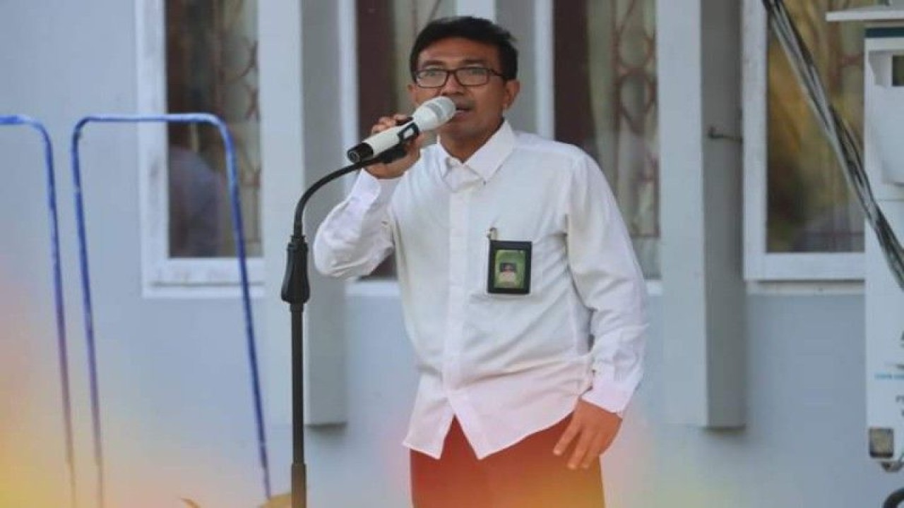 Pembimbing Masyarakat Budha Kantor Wilayah Kementrian Agama (Kemenag) Provinsi Sulbar, TS Haryanto S,Ag meminta masyarakat pemeluk agama di Sulbar mendukung kebijakan pemerintah dalam rangka menjaga ketertiban dan keamanan di daerah menyambut perayaan Ibadah Natal dan Tahun Baru 2023, di Mamuju, Selasa. (20/12/2022) ANTARA Foto/ M Faisal Hanapi