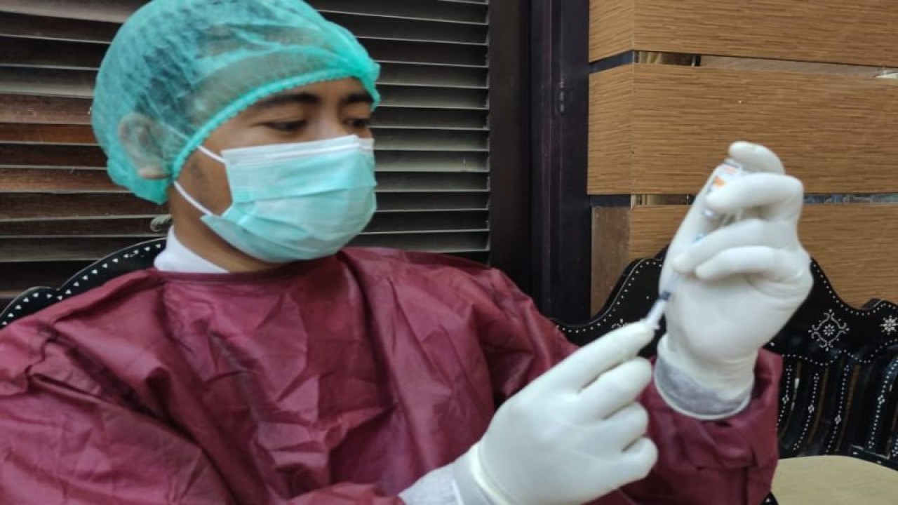 Ilustrasi: tenaga medis sedang mengisi dosis vaksin COVID-19 di Kota Mataram, Provinsi Nusa Tenggara Barat. (Foto: ANTARA/Nirkomala)