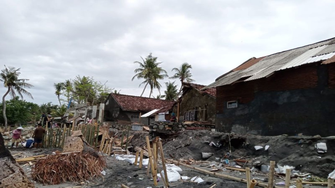Kondisi rumah warga di Lingkungan Mapak Indah Kota Mataram, Provinsi Nusa Tenggara Barat, yang berpotensi terdampak abrasi susulan. (ANTARA/Nirkomala)