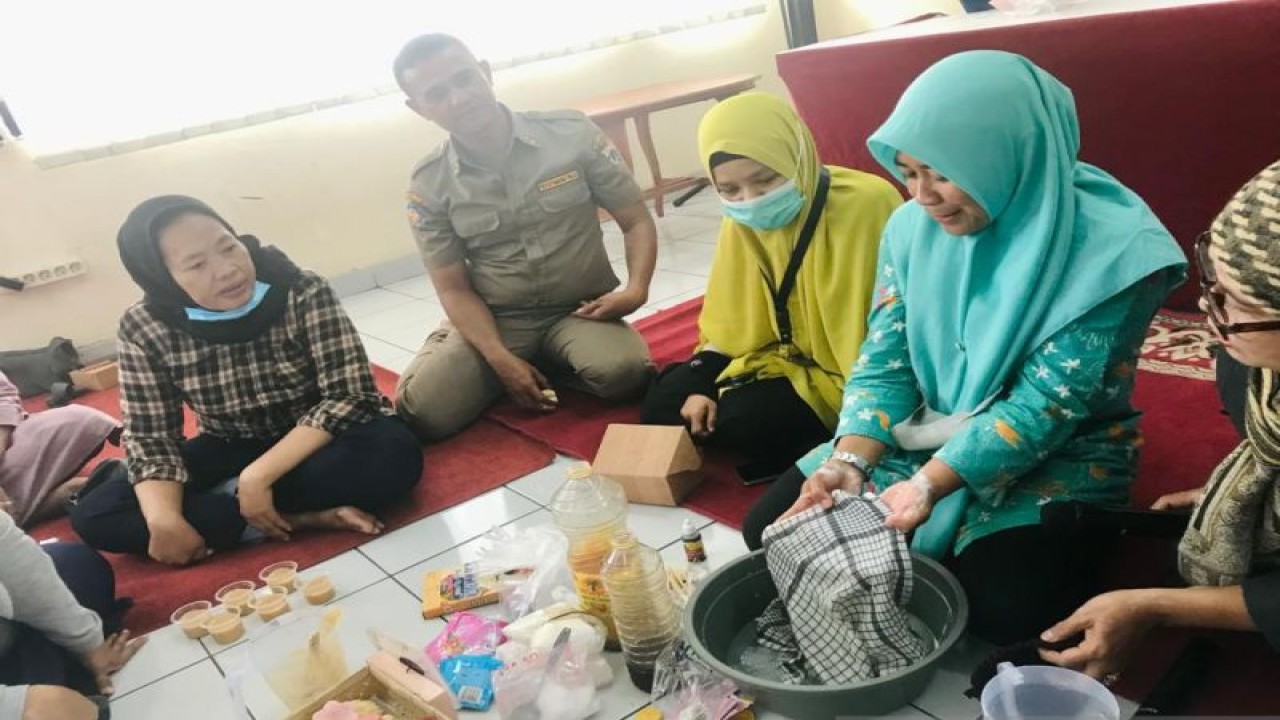Sejumlah ibu-ibu mengikuti kegiatan pelatihan pengolahan sampah di Matraman, Jakarta, Kamis (22/12/2022). ANTARA/HO-Alfamart