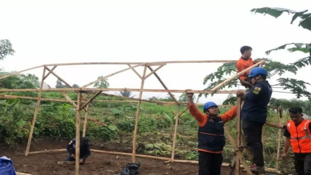 Muhammadiyah Disaster Manajemen Center (MDMC) membangun hunian darurat bagi warga terdampak gempa Cianjur. ANTARA/HO-Muhammadiyah