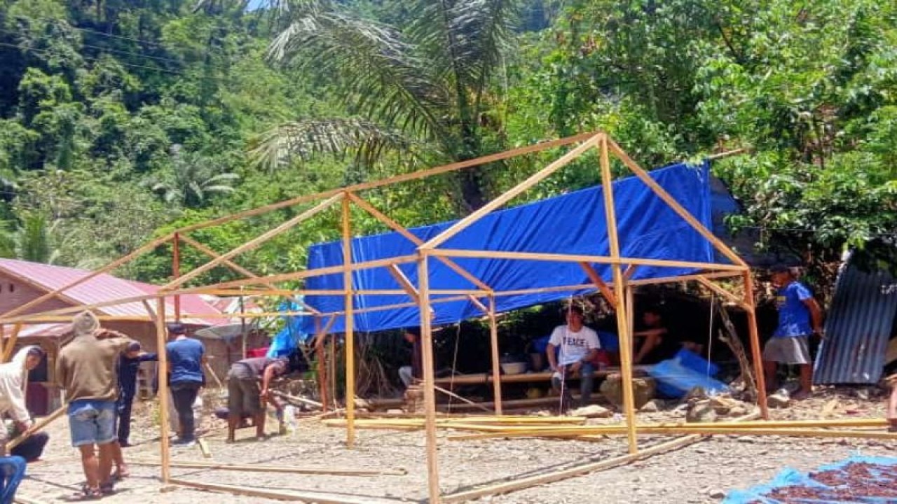 Muhammadiyah Disaster Manajemen Center (MDMC) saat membangun hunian darurat bagi para penyintas gempa Cianjur, Jawa Barat. (FOTO ANTARA/HO-Muhammadiyah)