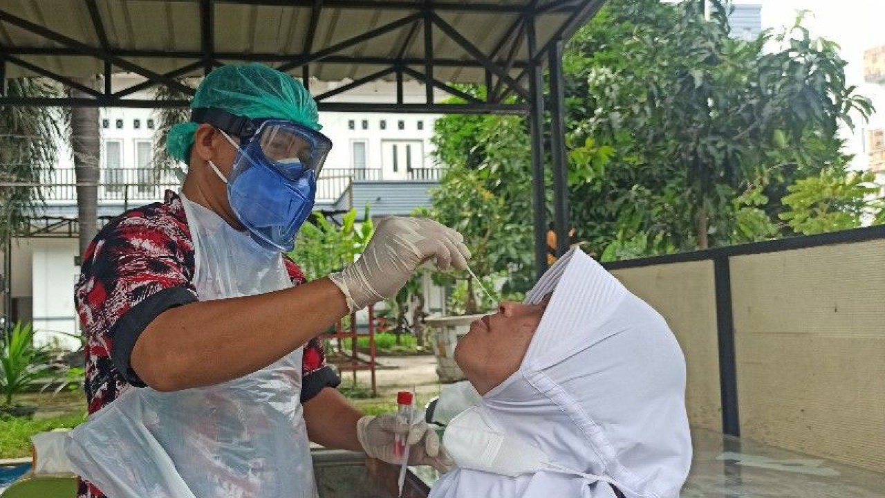 Seorang warga di Kota Medan, Sumatera Utara, menjalani tes usap COVID-19. (ANTARA/Nur Aprilliana Br Sitorus)