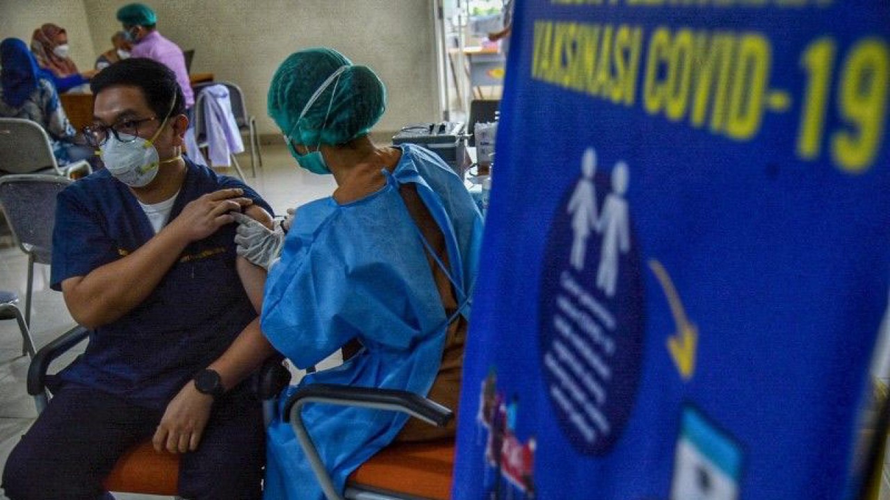 Vaksinasi COVID-19 di Kota Medan, Sumatera Utara. (ANTARA/Nur Aprilliana Br Sitorus)