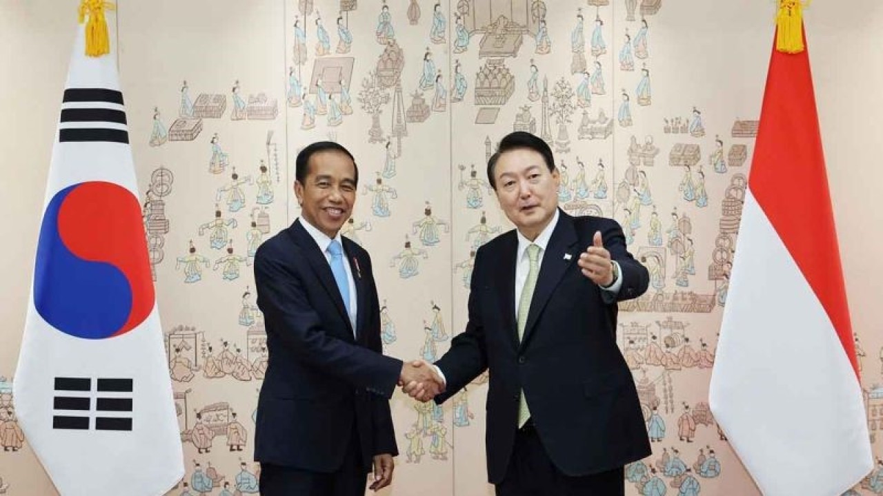 Presiden Joko Widodo berjabat tangan dengan Presiden Korea Selatan Yoon Suk-yeol saat pertemuan di Kantor Kepresidenan Yongsan, Seoul, Korea Selatan, Kamis (28/7/2022). ANTARA FOTO/REUTERS/YONHAP NEWS AGENCY/rwa.