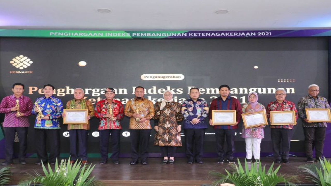 Menaker Ida Fauziyah (tengah) bersama perwakilan pemeritah provinsi yang menerima penghargaan IPK 2021 di Jakarta, Selasa (13/12/2022) (ANTARA/HO-Kemnaker)