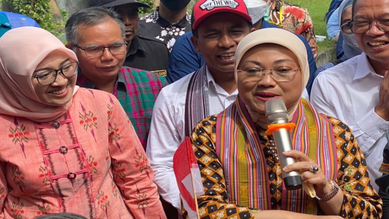 Menteri Ketenagakerjaan RI Ida Fauziyah (kanan) dalam Hari Migran Internasional 2022 di Kabupaten Lombok Timur, NTB, Minggu (18/12/2022). (ANTARA/Hreeloita Dharma Shanti)