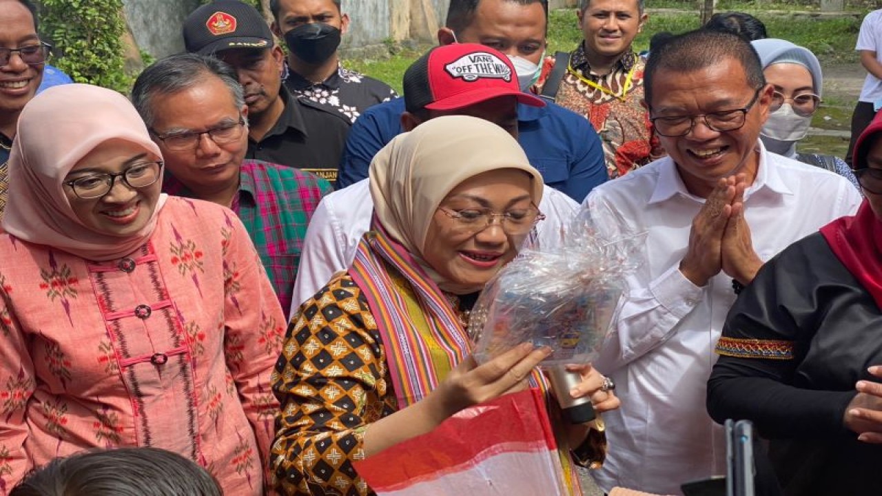 Menteri Ketenagakerjaan RI Ida Fauziyah saat menghadiri Hari Migran Internasional 2022 yang digelar di Kabupaten Lombok Timur, NTB, Minggu (18/12/2022). (ANTARA/Hreeloita Dharma Shanti)
