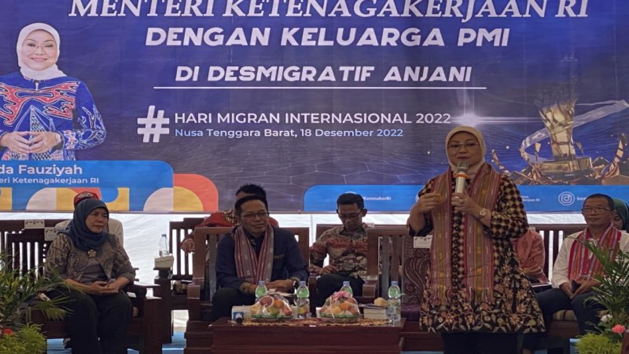 Menteri Ketenagakerjaan Ida Fauziyah saat memberikan kata sambutannya dalam Hari Migran Internasional 2022 di Kabupaten Lombok Timur, NTB, Minggu (18/12/2022). (ANTARA/Hreeloita Dharma Shanti)