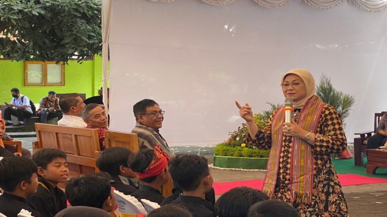 Menteri Ketenagakerjaan RI Ida Fauziyah saat bertemu dengan anak-anak PMI dalam Peringatan Hari Migran Internasional 2022 yang digelar di Kabupaten Lombok Timur, NTB, Minggu (18/12/2022). (ANTARA/Hreeloita Dharma Shanti)
