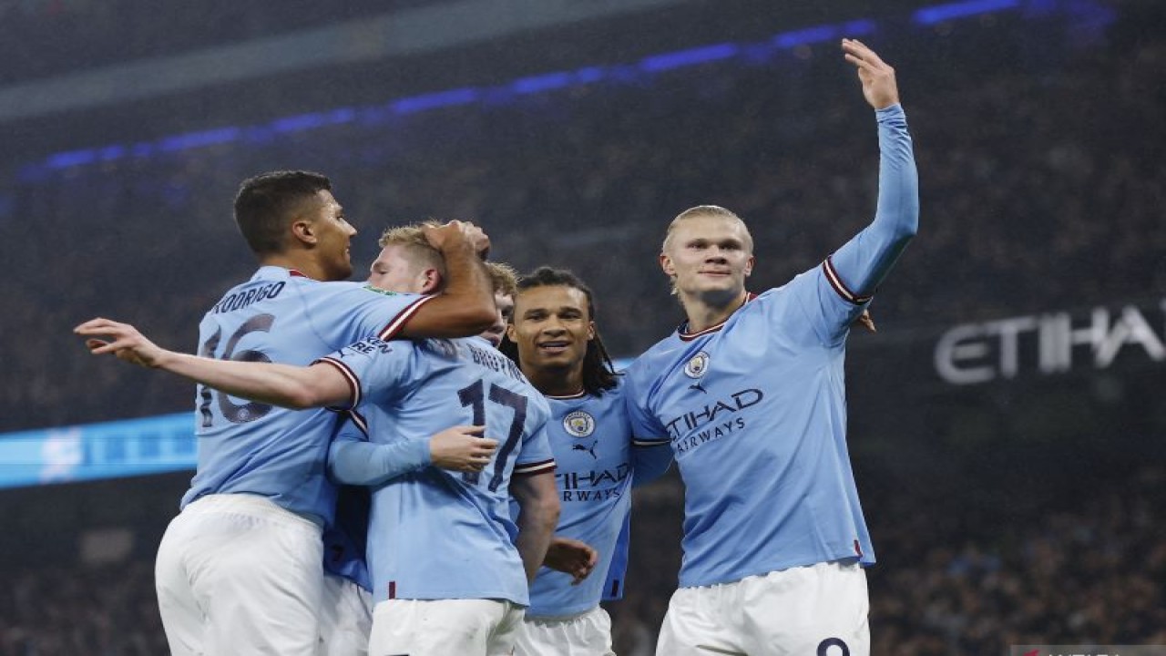 Selebrasi Erling Haaland (kanan) setelah mencetak gol untuk Manchester City dalam pertandingan babak 16 besar Piala Liga Inggris lawan Liverpool di Etihad Stadium, Manchester, Inggris pada 23 Desember 2022. AFP/Reuters/JASON CAIRNDUFF