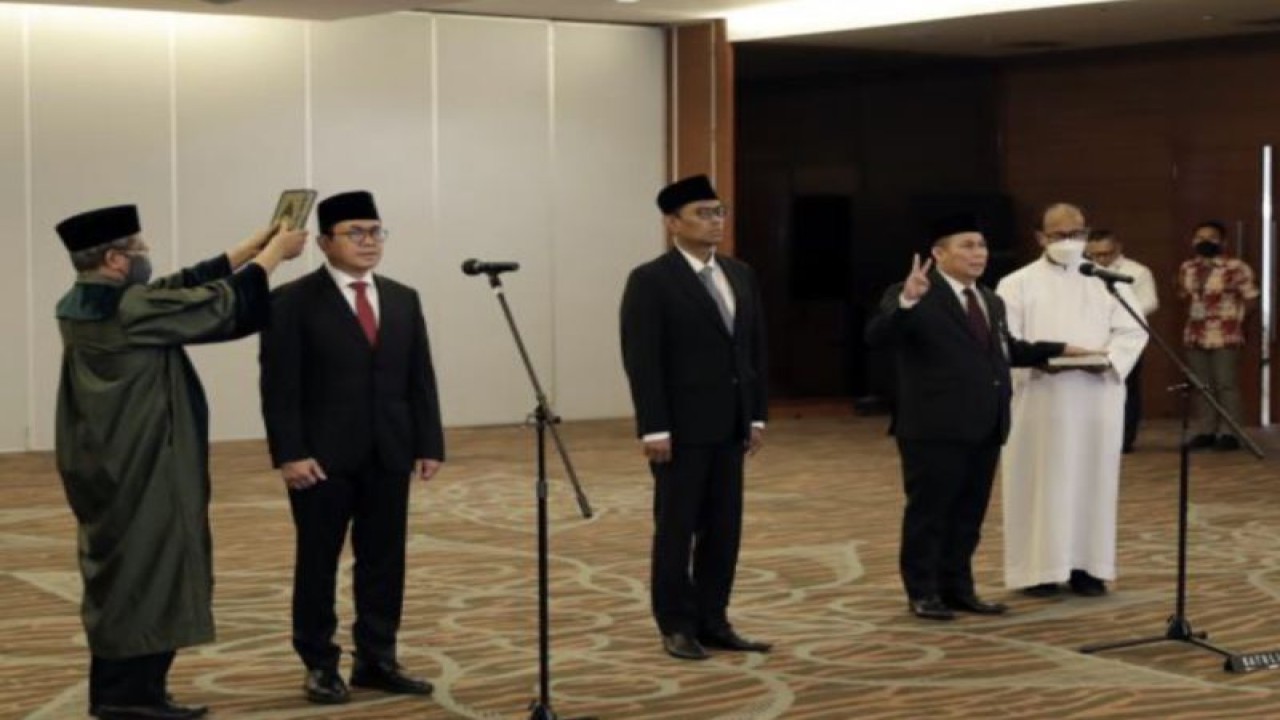 Menteri Perdagangan Zulkifli Hasan melantik Budi Santoso sebagai Direktur Jenderal Perdagangan Luar Negeri, Moga Simatupang sebagai Staf Ahli Bidang Pengamanan Pasar, serta Iqbal Shoffan Shofwan sebagai Kepala Kantor Dagang dan Ekonomi Indonesia (KDEI) di Taipei, Taiwan. ANTARA/ HO-Kementerian Perdagangan.