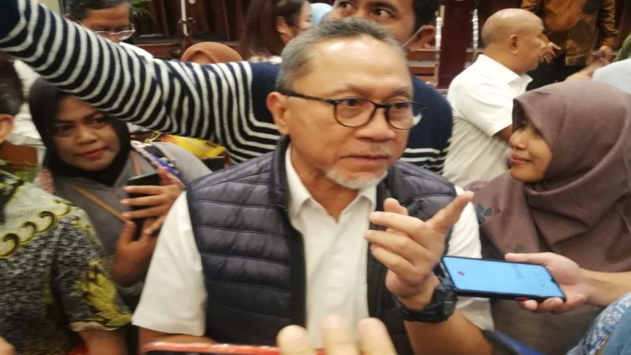 Menteri Perdagangan Zulkifli Hasan diwawancarai media, usai "Bincang Santai Mendag dengan kalangan UMKM Jawa Tengah" di Semarang, Kamis (29/12/2022). ANTARA/Zuhdiar Laeis