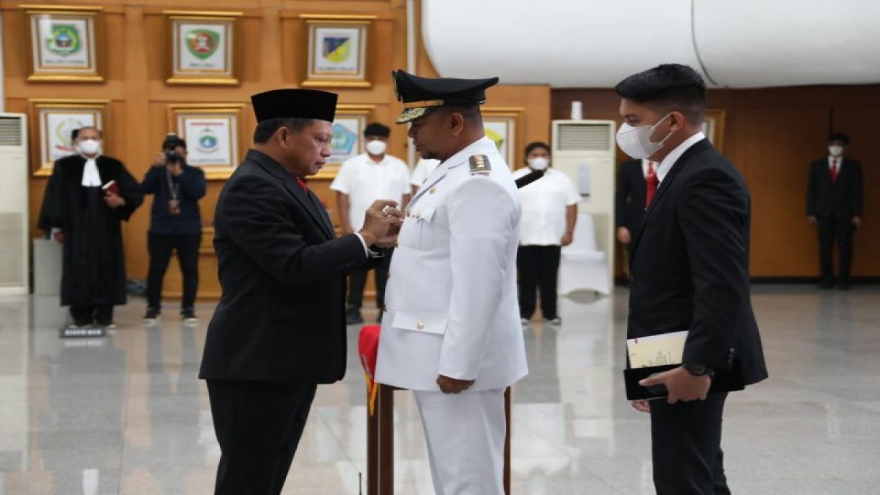 Menteri Dalam Negeri (Mendagri) Muhammad Tito Karnavian (kiri) melantik Triwarno Purnomo sebagai Penjabat Bupati Jayapura, di Jakarta, Selasa (20/12/2022). ANTARA/HO-Dokumen pribadi Kemendagri RI