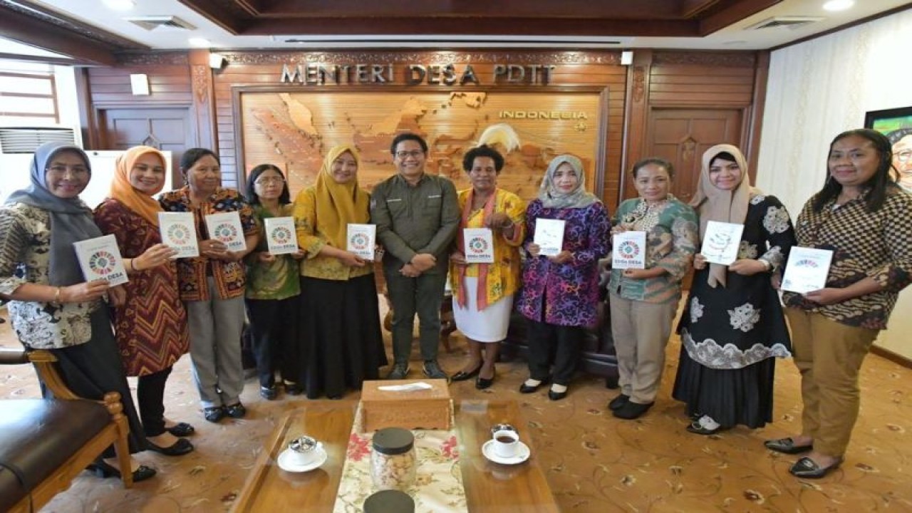 Mendes PDTT Abdul Halim Iskandar menerima audiensi kepala desa perempuan inspiratif di Jakarta, Jumat (2/12/2022). (FOTO ANTARA/HO-Kemendes PDTT)